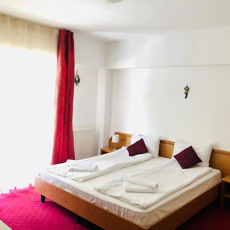 Pensiune & Restaurant Kalinder Buşteni Екстериор снимка